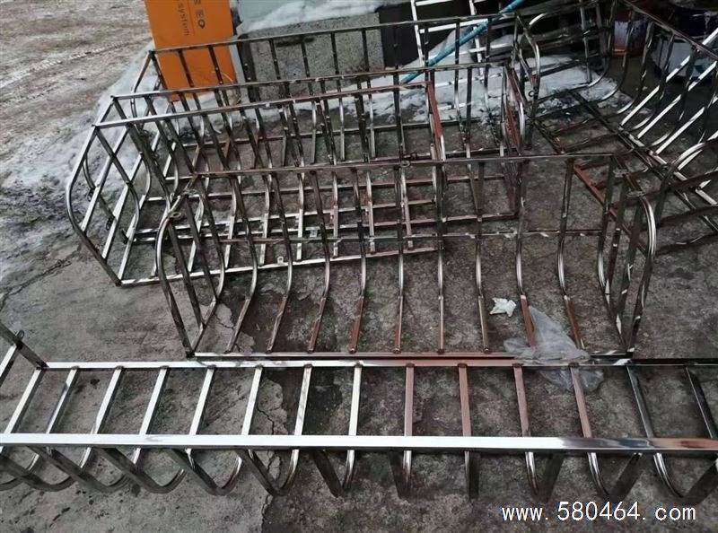 厂家定做金钢网纱窗,纱门。软包防盗门。维修销售各种门窗